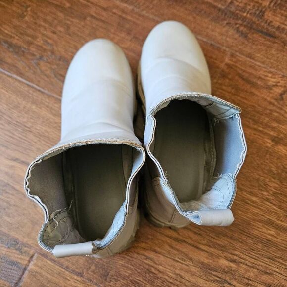 Circus by Sam Edelman Darielle Chelsea Boots with Lug Sole - Picture 9 of 9